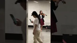 Violin crying at the metro station@Je t’aime encore. Lara Fabian