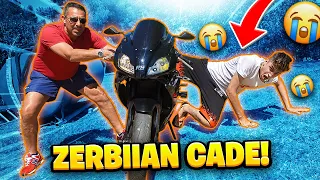 ZERBIIAN CADE DALLA MOTO DI CAP MENTRE LA PROVA PER LA PRIMA VOLTA! 😂 *DIVERTENTE*