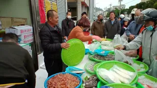 客人上禮拜沒買到  鮭魚這禮拜又來買  阿源竟然還記得 台中市豐原中正公園  海鮮叫賣哥阿源  Taiwan seafood auction