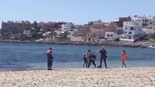 Detenido un bañista por intentar ahogar a un policía local en Eivissa