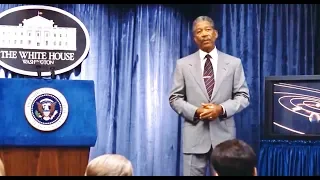 1998 - Deep Impact - The President announces a comet is headed for Earth (Morgan Freeman)