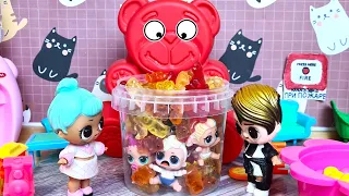 TRAPPED BY A JELLY BEAR😲🤣 Kids LOL SURPRISE in kindergarten CARTOONS Darinelka