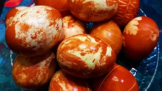 Paint Easter eggs easily and without chemicals using onion skins with beautiful patterns in oil