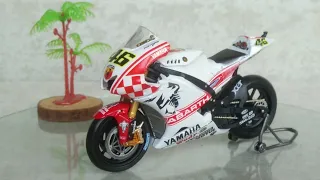 Yamaha YZR-M1 MotoGP 1:18 Scale Leo Models Diecast Motorcycle Valentino Rossi 2007 Philip Island