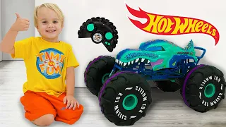 Vlad e Chris aprendem a compartilhar brinquedos brincando com monster trucks Hot Wheels RC