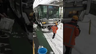 ２２３系新快速　近江今津　雪で連結できずやかんとバケツ出動