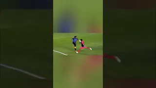 Ronaldinho vs Neymar stealing ball from goalkeeper