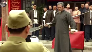 日本武士叫囂要與老頭比武，沒想老頭是絕頂高手，一把大刀完虐他！   ⚔️ 抗日