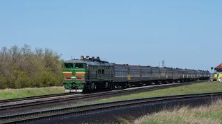 2ТЭ10УТ-0030 с пассажирским поездом Москва - Николаев прибывает на ст.Николаев