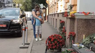 В Москве возлагают цветы у испанского посольства в память жертв терактов