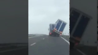 Kantelende vrachtwagen N31 MOMENT VAN KANTELEN