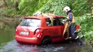 Hasiči vytahují auto ze Svitavy