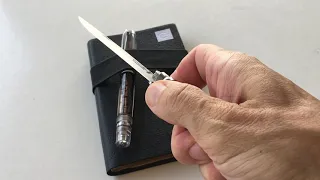 Opening & Closing an Opinel #8 with One Hand