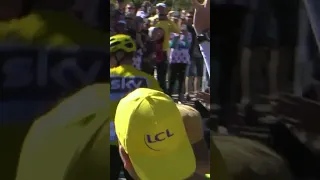 Dedication 💪 Chris Froome crashes then runs up on foot at the Tour de France 😱