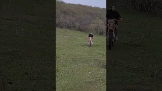 Девушка первый раз за рулем мотоцикла