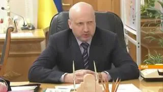 Турчинов встретил освобожденных украинских офицеров обещаниями о наградах