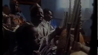 Toumani Diabaté.  Al Alaake.  With his father Sidiki and family 1991