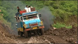 Philippines: When the mountain rumbles - The roads of the impossible