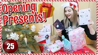OPENING CHRISTMAS PRESENTS 🎁 Vlogmas Day 25