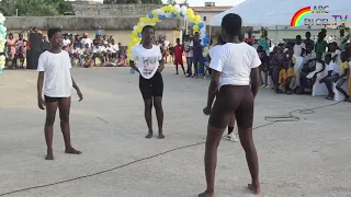 LES FILLES TUENT LE COUPE DECALE