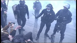 Un commissaire de police matraque un manifestant (30 janvier 2021, Paris) [4K]