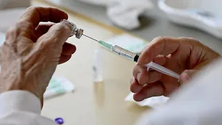 В ЕС обещают "наверстать упущенное" по вакцинации граждан к лету