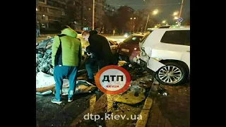 В Киеве неадекват за рулем растрощил более 10 авто, надел маску и сбежал (фото, видео).