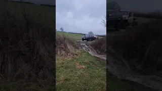 Land Rover DISCOVERY vs Land Rover DEFENDER   - OFF-ROAD