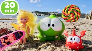 ¡A divertirnos con Om Nom y sus amigos! Juegos con arena. Videos de juguetes para niños.