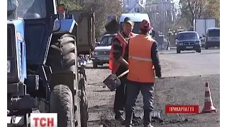 Жителі містечка Долина, на Прикарпатті, самотужки ремонтують дорогу державного значення
