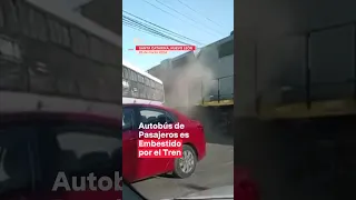 Autobús de pasajeros intenta ganar el paso a tren y es embestido en Nuevo León - N+ #Shorts