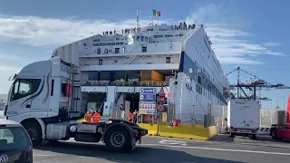 Fähre ⛴ Livorno Olbia Sardinien entladen Ausfahrt