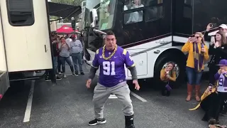 Watch Breiden Fehoko's dad perform special Haka for Joe Burrow's family before SEC Championship Game