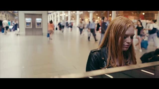 Freya Ridings - Blackout (Live at St Pancras Station)