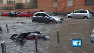 Maltempo a Milano, allagamenti per l’esondazione del Seveso: strade bloccate