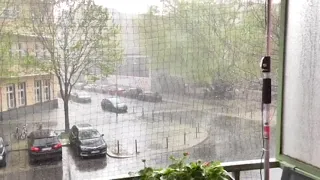 Sturm mit Hagel , Blitz und Donner über Berlin