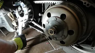 Suzuki BURGMAN 400 How to change the variator, belt, rollers, clutch and torque drive?