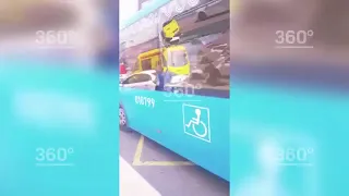 В Москве врезавший в столб автобус попал на видео, 17.07.2018