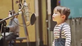 Little Japanese girl sings a song about a kitty