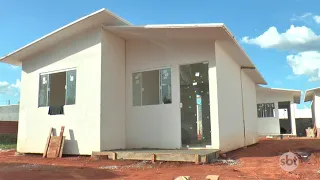 CASAS SÃO CONSTRUÍDAS EM MENOS DE DUAS HORAS E CÔMODOS SÃO ENCAIXADOS COMO SE FOSSEM BRINQUEDOS