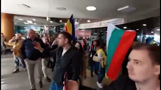 Бой между протестиращи в подлеза на Софийски университет