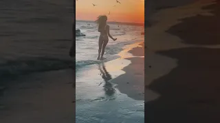 красиво бежит по пляжу