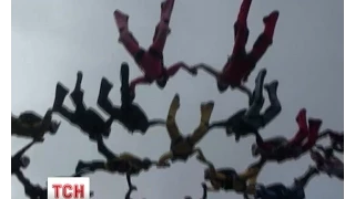 У небі над аеродромом Коротич 25 парашутисток встановили рекорд