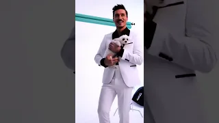 Дима Билан на съёмке недавней фотосессии с собачками
