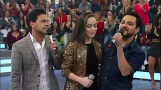 Mayara se emociona no palco ao encontrar seus ídolos, Zezé di Camargo e Luciano