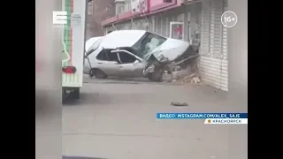 В Красноярске ночью пьяный водитель влетел в стену аптеки