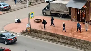 Яндекс Ровер продирается сквозь толпу людей в Мурино.