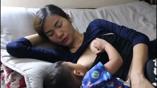 baby play Breastfeeding