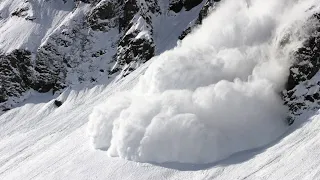 Гигантская лавина накрыла лыжную трассу на сочинском курорте «Роза Хутор»