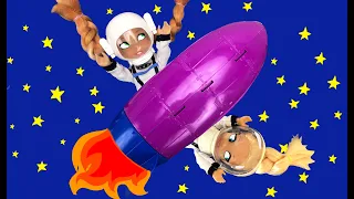 Elsa and Anna toddlers go to the moon